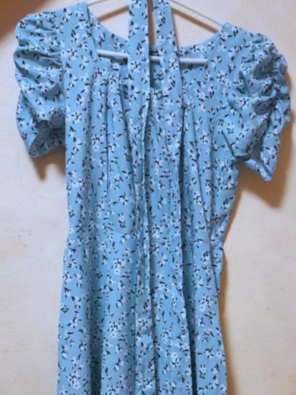 Blue dress with floral print and voluminous sleeves